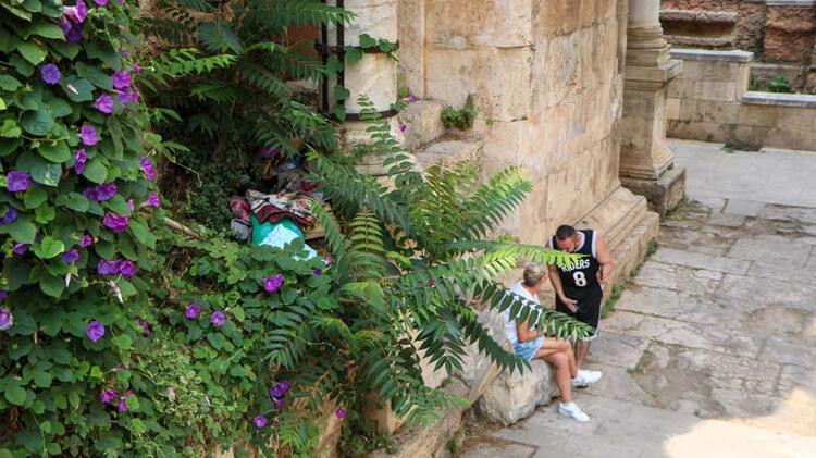 Roma İmparatoru'na yapılmıştı. Şimdi içinde 'evsizler' kalıyor - Resim: 4