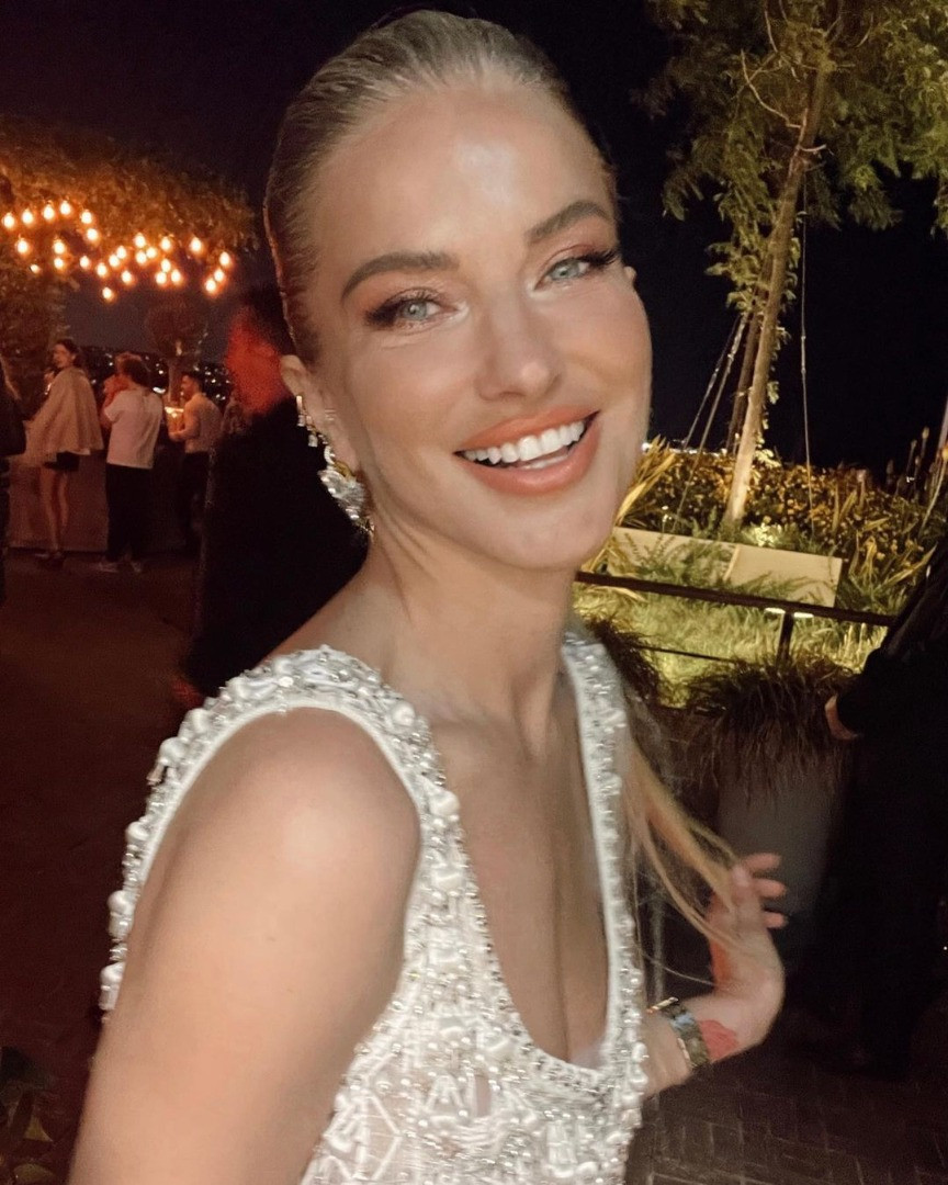 Burcu Esmersoy yeni fotoğraflarını yayınladı. 40 yaşındaki güzelin yatak odasındaki videosu ise nefesleri kesti - Resim: 19