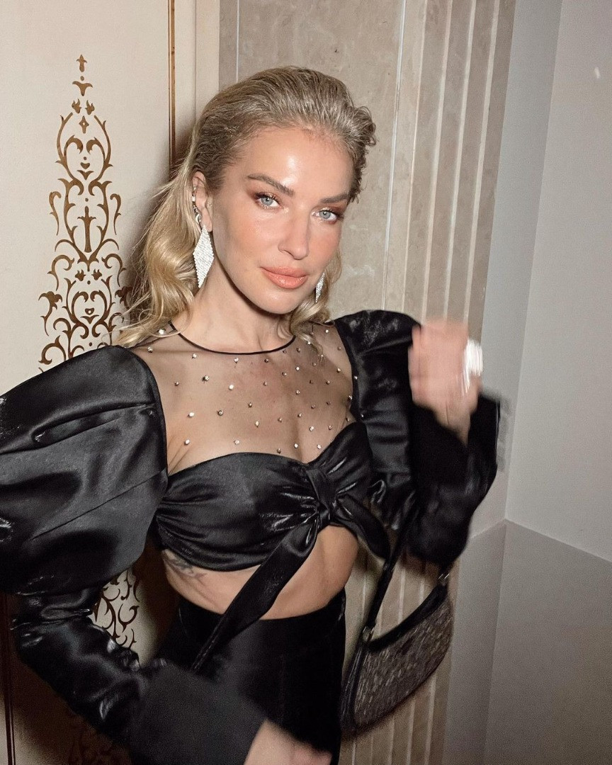 Burcu Esmersoy yeni fotoğraflarını yayınladı. 40 yaşındaki güzelin yatak odasındaki videosu ise nefesleri kesti - Resim: 14