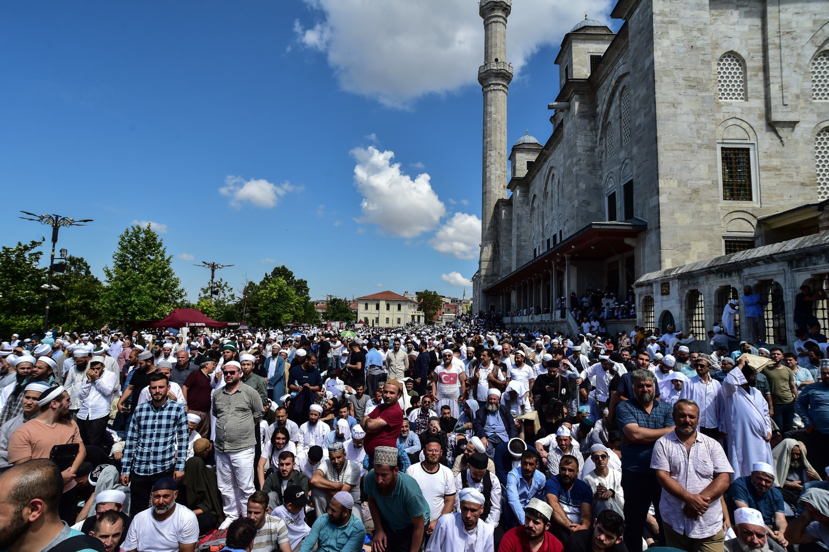 Ustaosmanoğlu'nun cenazesi; Fatih Camii'ndeki yoğunluk havadan görüntülendi - Resim: 16