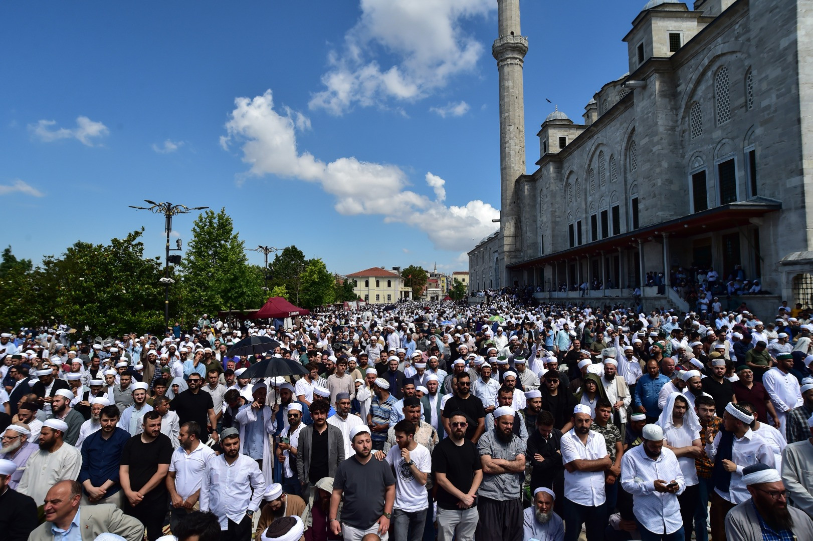 Ustaosmanoğlu'nun cenazesi; Fatih Camii'ndeki yoğunluk havadan görüntülendi - Resim: 15