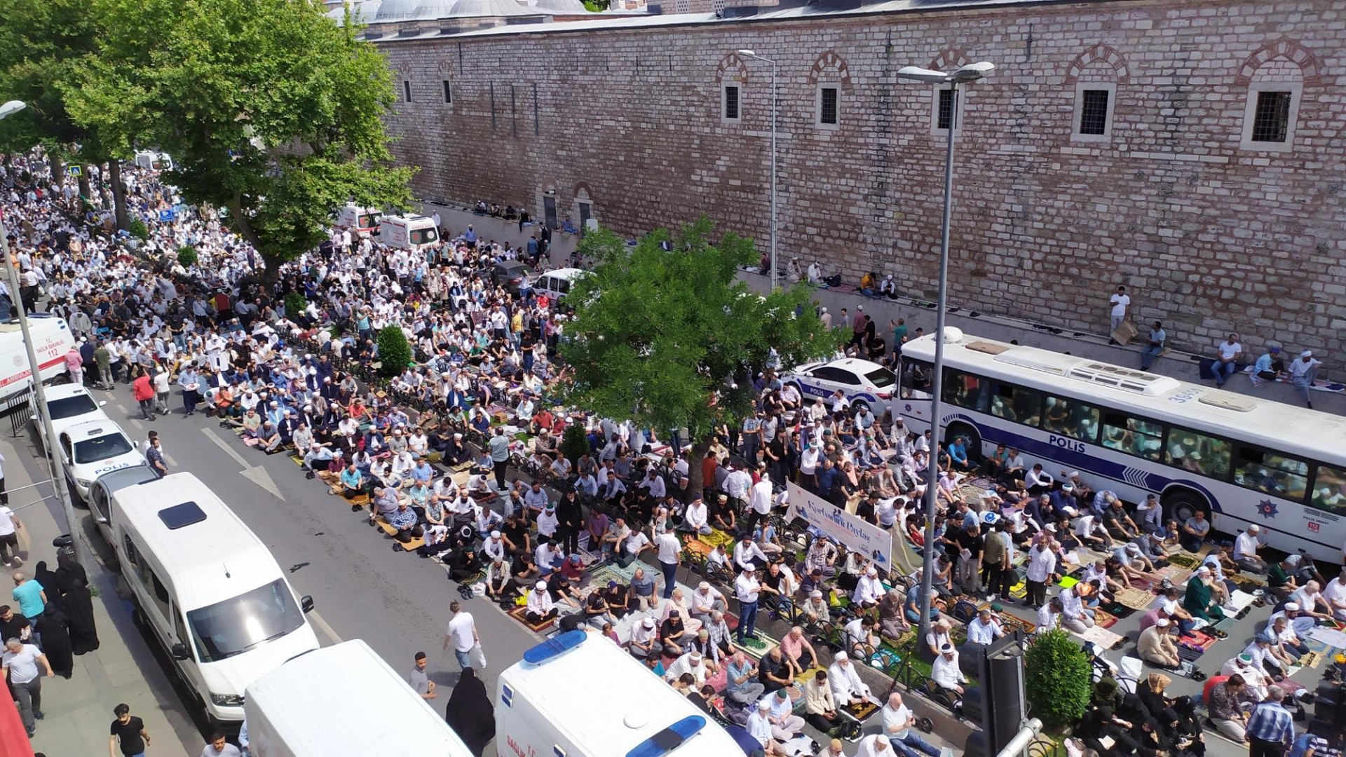 Ustaosmanoğlu'nun cenazesi; Fatih Camii'ndeki yoğunluk havadan görüntülendi - Resim: 20