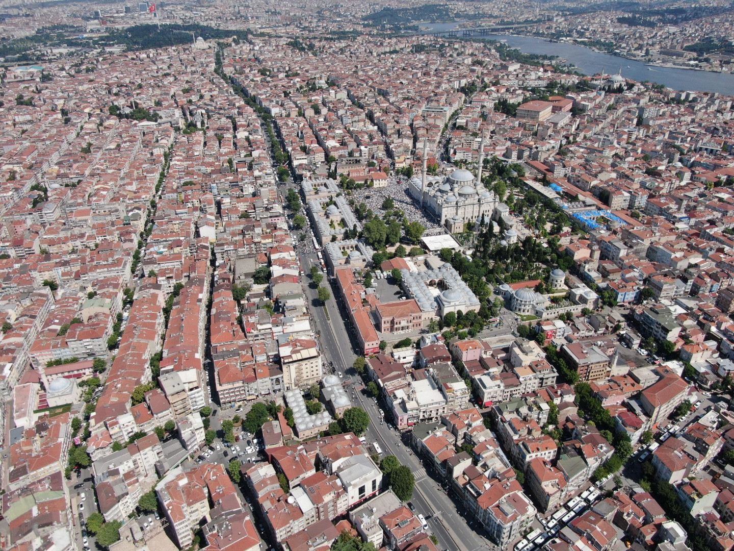 Ustaosmanoğlu'nun cenazesi; Fatih Camii'ndeki yoğunluk havadan görüntülendi - Resim: 4