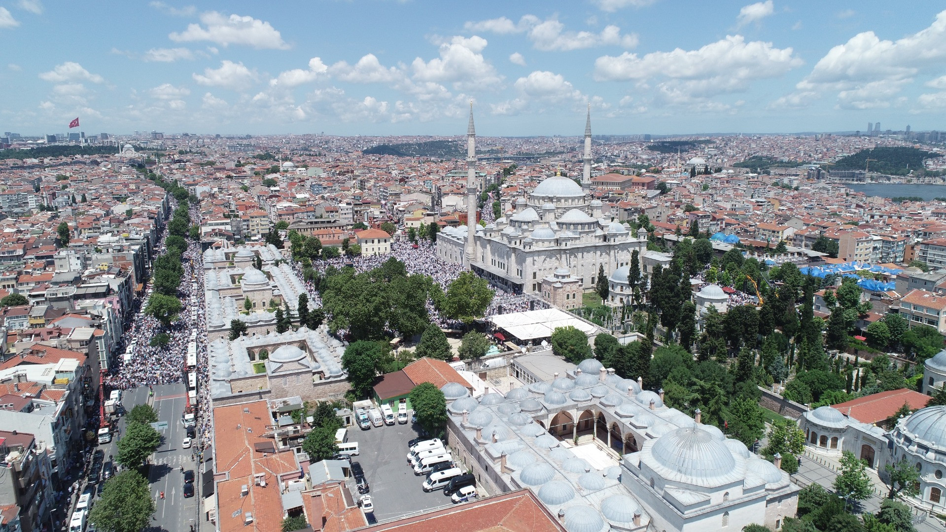 Ustaosmanoğlu'nun cenazesi; Fatih Camii'ndeki yoğunluk havadan görüntülendi - Resim: 3
