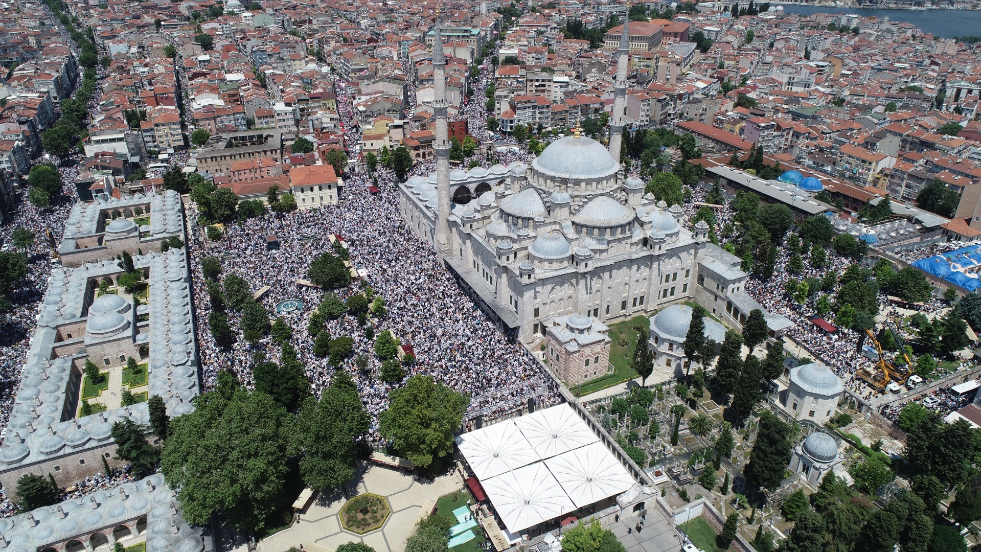 Ustaosmanoğlu'nun cenazesi; Fatih Camii'ndeki yoğunluk havadan görüntülendi - Resim: 1