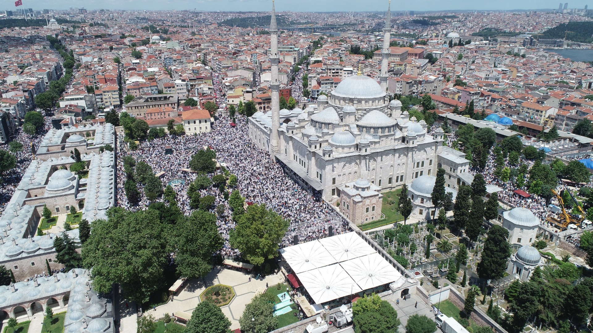 Ustaosmanoğlu'nun cenazesi; Fatih Camii'ndeki yoğunluk havadan görüntülendi - Resim: 24