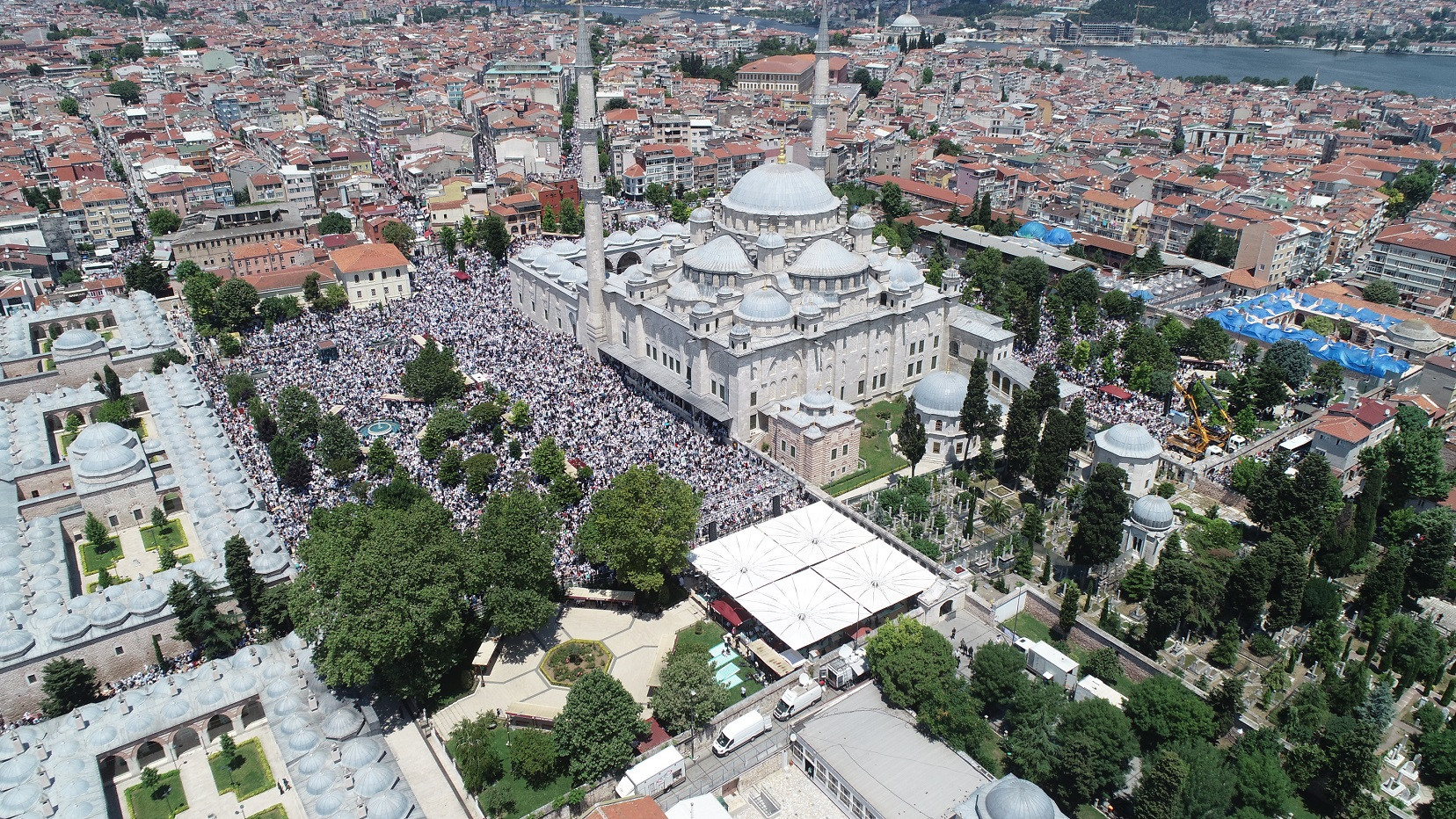 Ustaosmanoğlu'nun cenazesi; Fatih Camii'ndeki yoğunluk havadan görüntülendi - Resim: 2