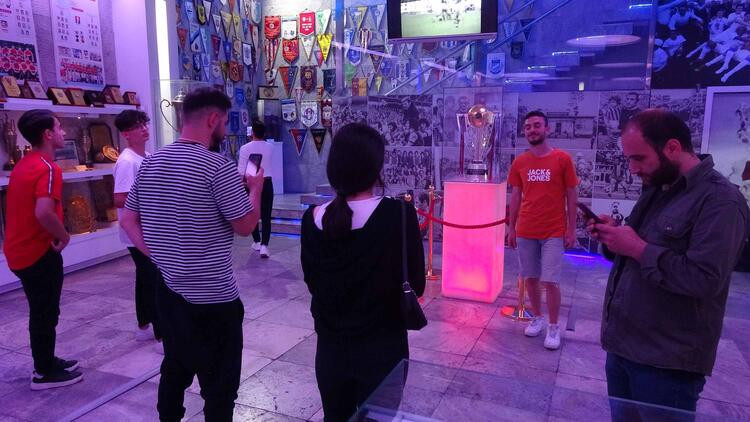 Trabzonspor'un şampiyonluk kupasına ziyaretçi akını - Resim: 5