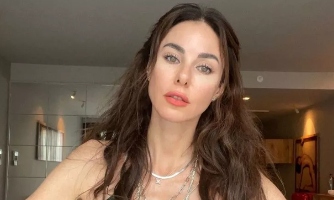 Defne Samyeli yaz günü çizme giyince olay oldu: Ünlü bir televizyoncu kafaya taktı - Resim: 2