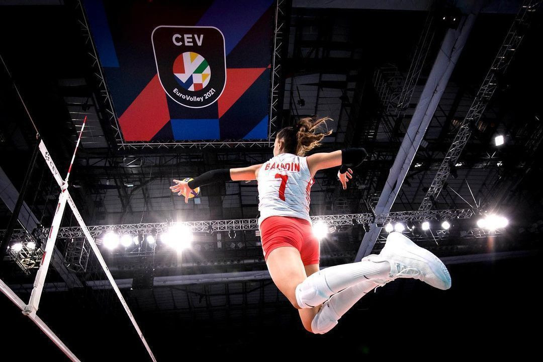 Milli voleybolcu Hande Baladin bikini ile havuza girince olay oldu - Resim: 31