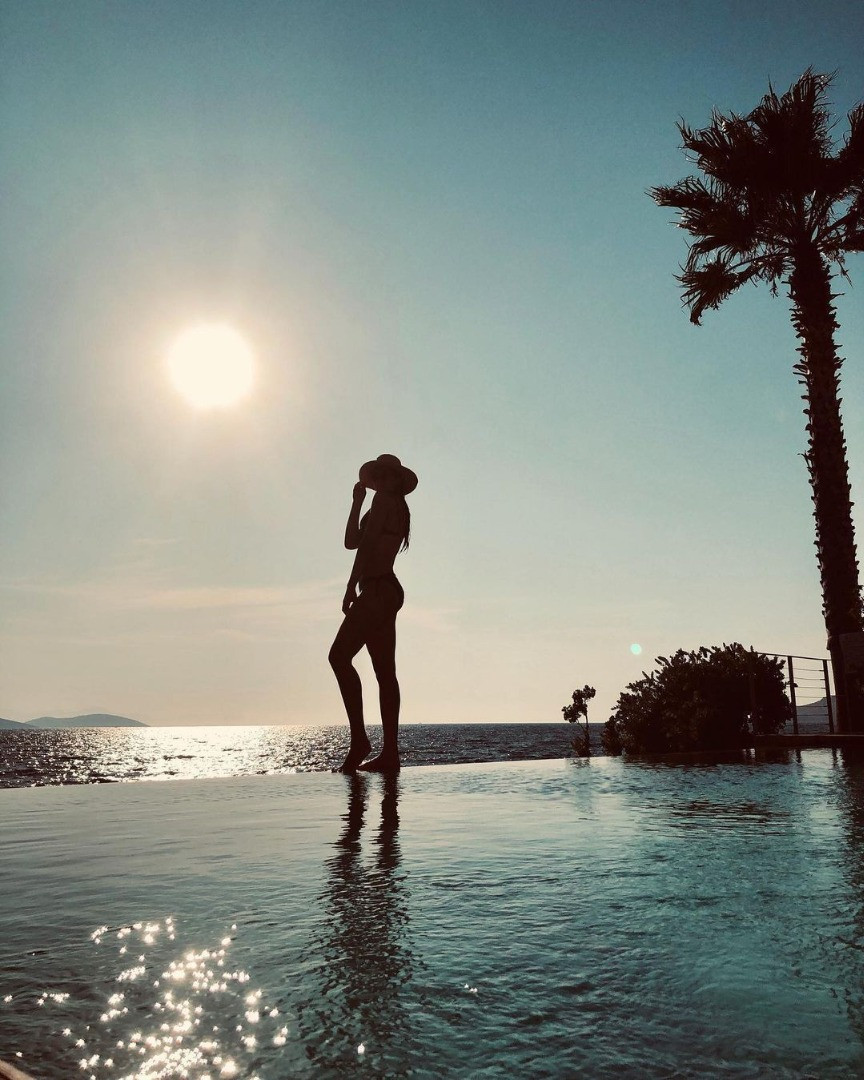 Milli voleybolcu Hande Baladin bikini ile havuza girince olay oldu - Resim: 23