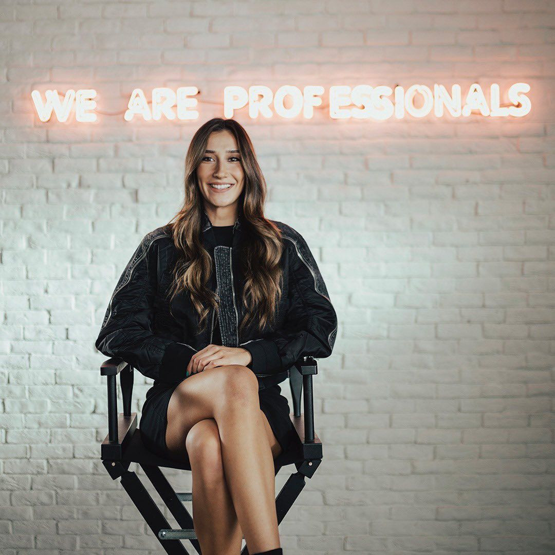 Milli voleybolcu Hande Baladin bikini ile havuza girince olay oldu - Resim: 21