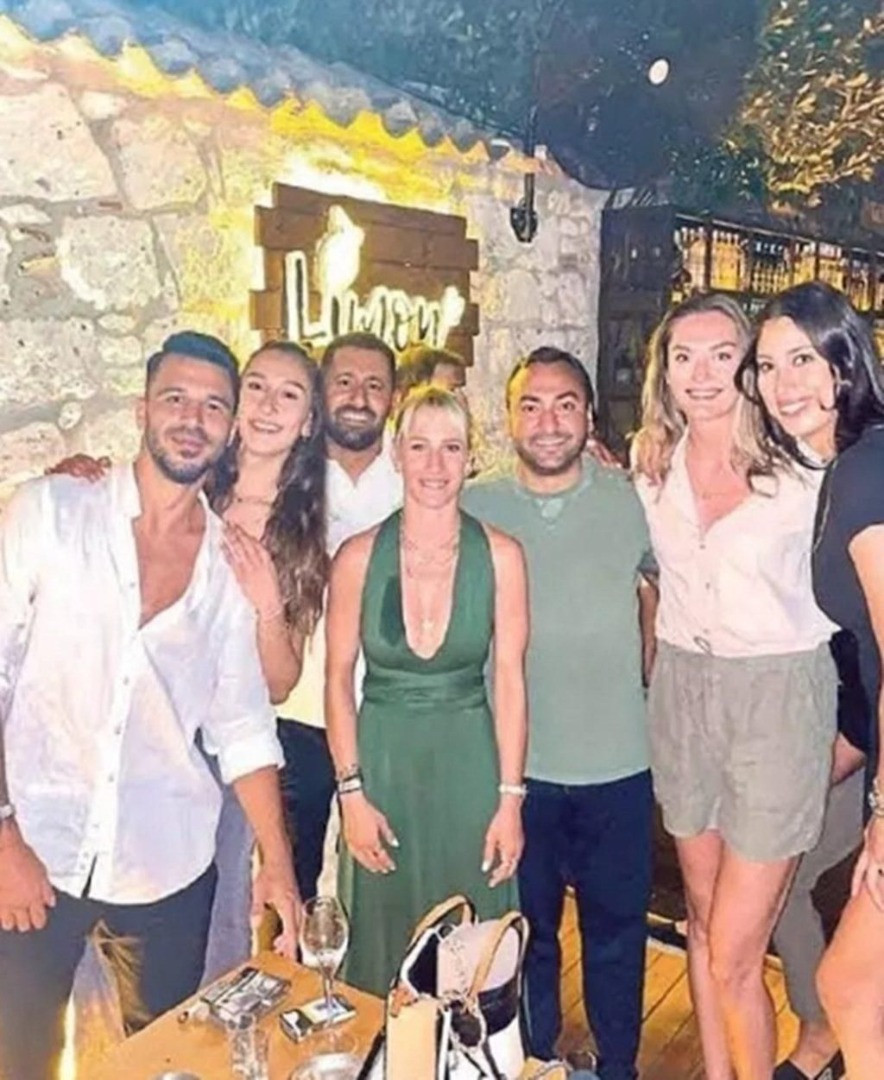 Milli voleybolcu Hande Baladin bikini ile havuza girince olay oldu - Resim: 8