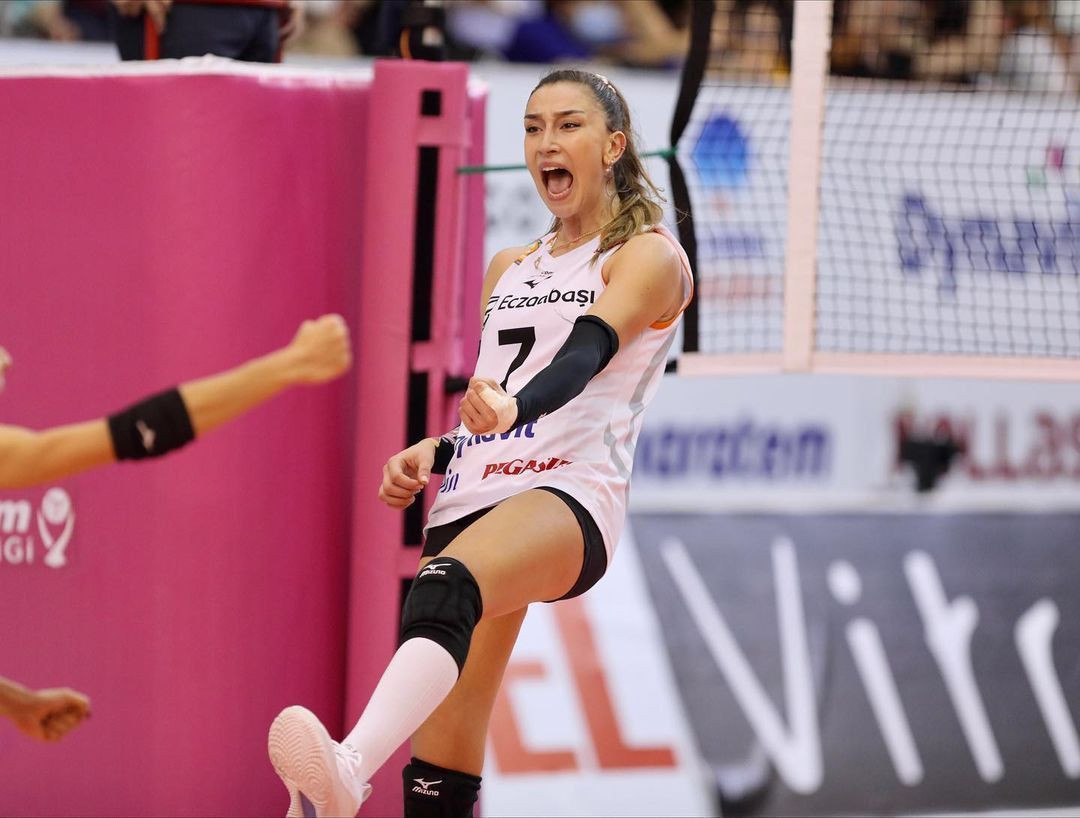 Milli voleybolcu Hande Baladin bikini ile havuza girince olay oldu - Resim: 3