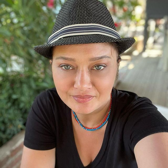 Nurgül Yeşilçay kırmızı bikini ile kuma yattı, yüzünü bez ile kapattı. Yüzünün makyajsız halini de çekinmeden paylaştı - Resim: 30