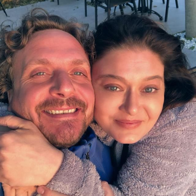 Nurgül Yeşilçay kırmızı bikini ile kuma yattı, yüzünü bez ile kapattı. Yüzünün makyajsız halini de çekinmeden paylaştı - Resim: 31