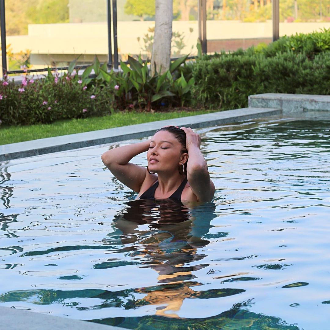 Nurgül Yeşilçay kırmızı bikini ile kuma yattı, yüzünü bez ile kapattı. Yüzünün makyajsız halini de çekinmeden paylaştı - Resim: 26