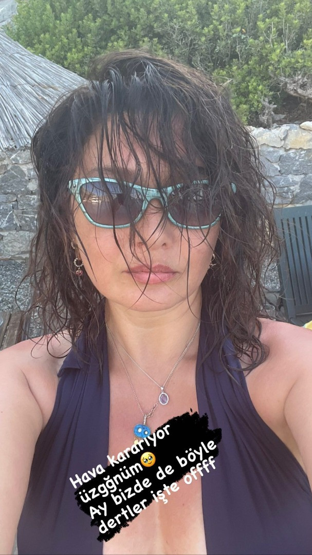 Nurgül Yeşilçay kırmızı bikini ile kuma yattı, yüzünü bez ile kapattı. Yüzünün makyajsız halini de çekinmeden paylaştı - Resim: 11