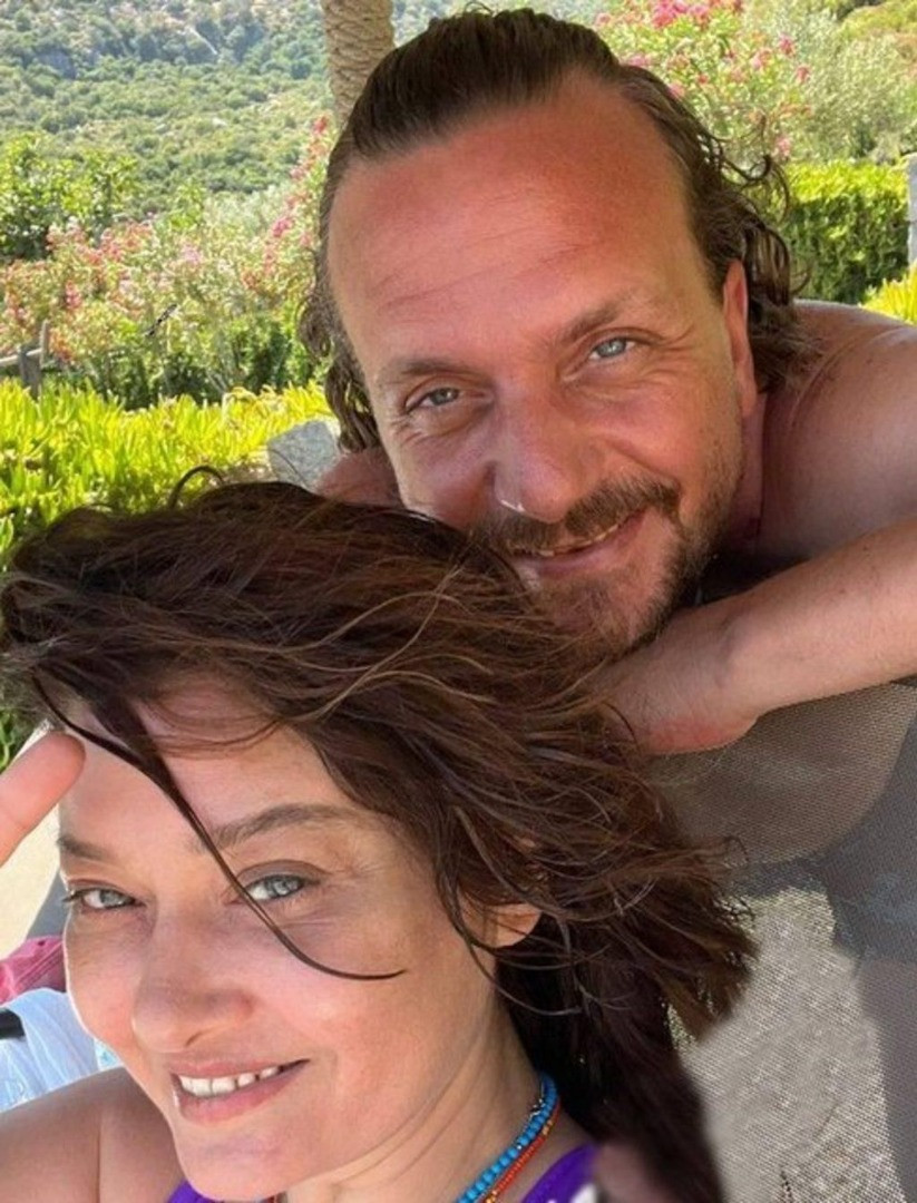 Nurgül Yeşilçay kırmızı bikini ile kuma yattı, yüzünü bez ile kapattı. Yüzünün makyajsız halini de çekinmeden paylaştı - Resim: 10