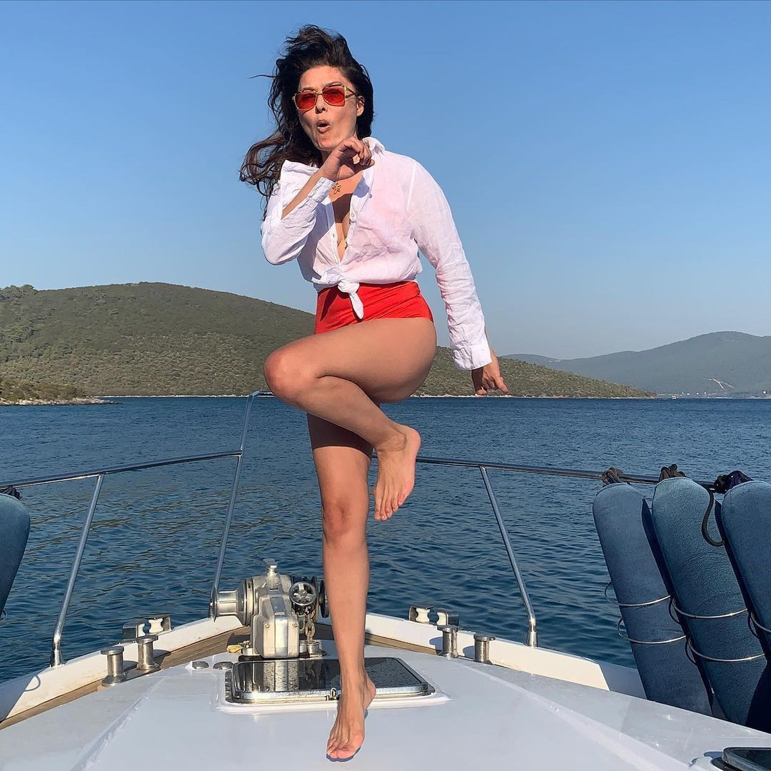 Nurgül Yeşilçay kırmızı bikini ile kuma yattı, yüzünü bez ile kapattı. Yüzünün makyajsız halini de çekinmeden paylaştı - Resim: 6