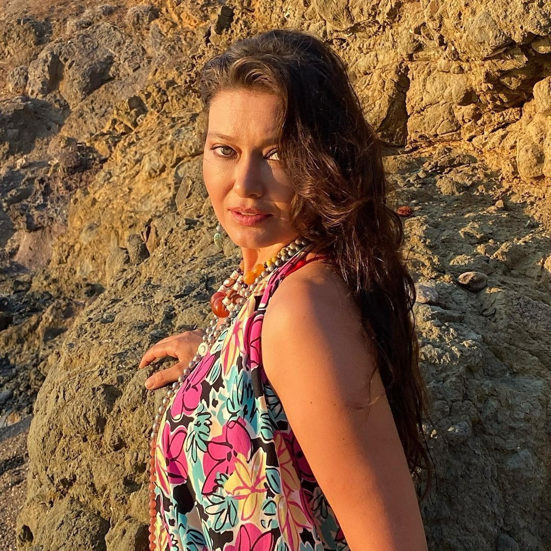 Nurgül Yeşilçay kırmızı bikini ile kuma yattı, yüzünü bez ile kapattı. Yüzünün makyajsız halini de çekinmeden paylaştı - Resim: 3