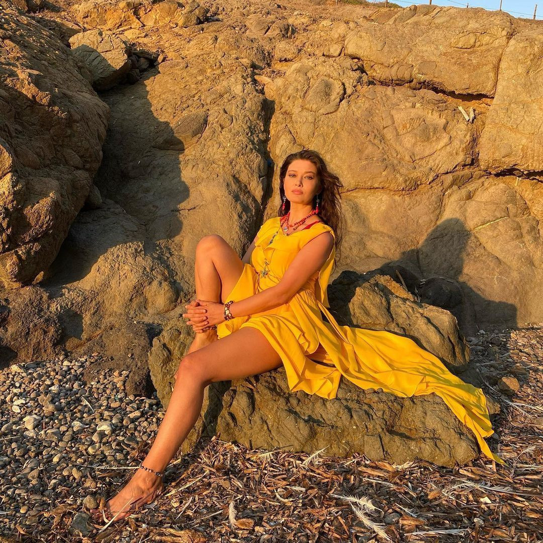 Nurgül Yeşilçay kırmızı bikini ile kuma yattı, yüzünü bez ile kapattı. Yüzünün makyajsız halini de çekinmeden paylaştı - Resim: 4