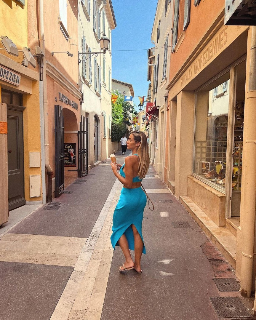 Fenerbahçeli futbolcunun sevgilisi kayaların üstünde poz verdi. Gabriela fotoğraflarını kendi paylaştı - Resim: 24