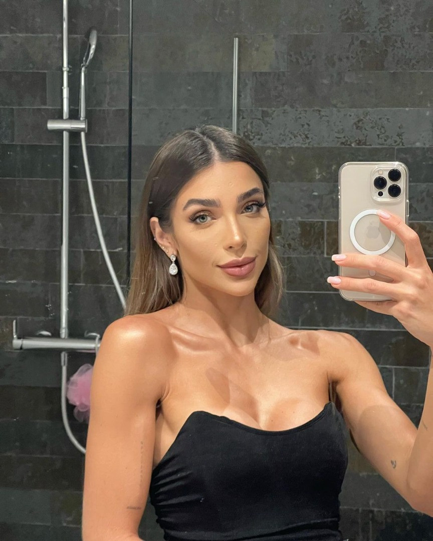 Fenerbahçeli futbolcunun sevgilisi kayaların üstünde poz verdi. Gabriela fotoğraflarını kendi paylaştı - Resim: 8