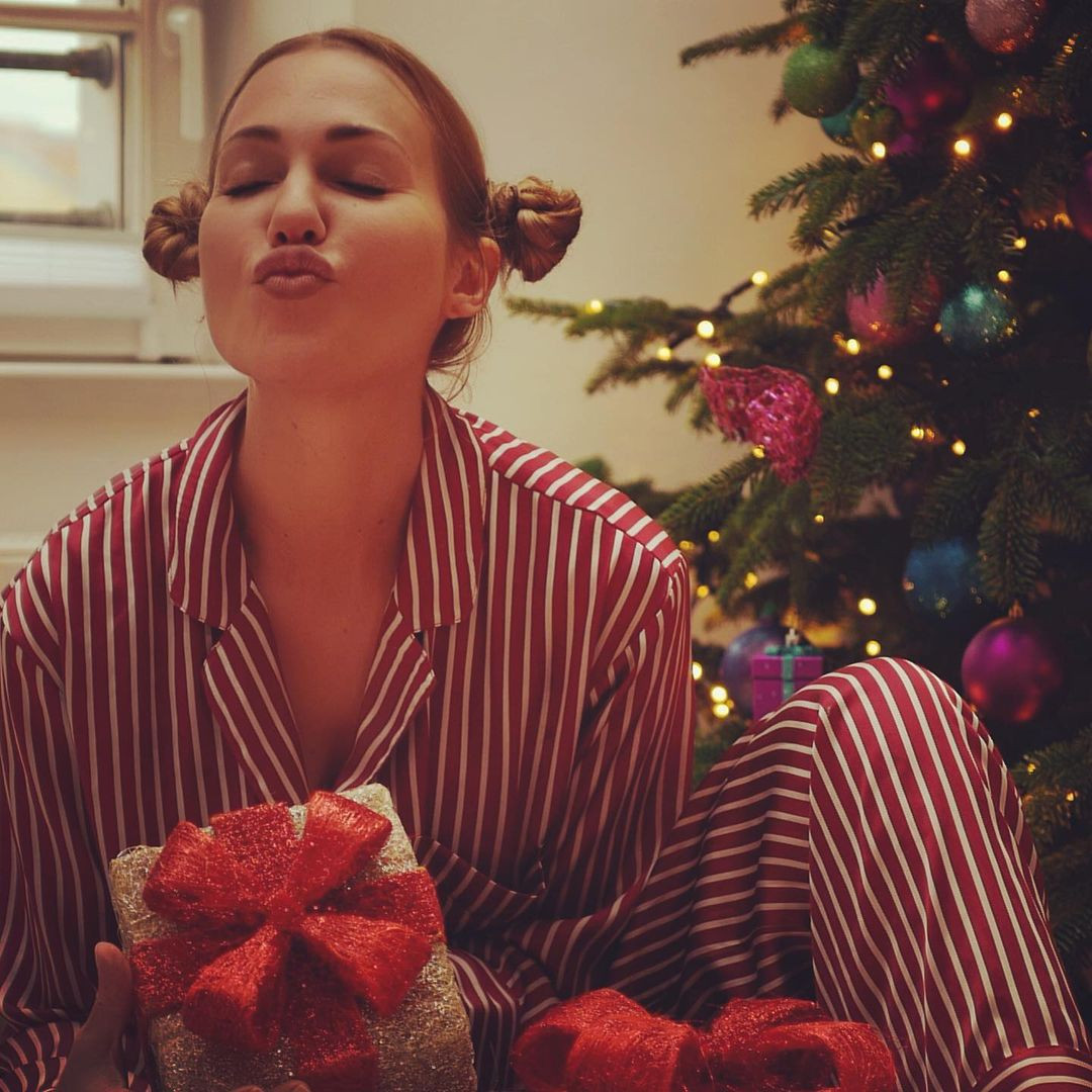 Meryem Uzerli'den kızlarıyla yılbaşı pozu - Resim: 10