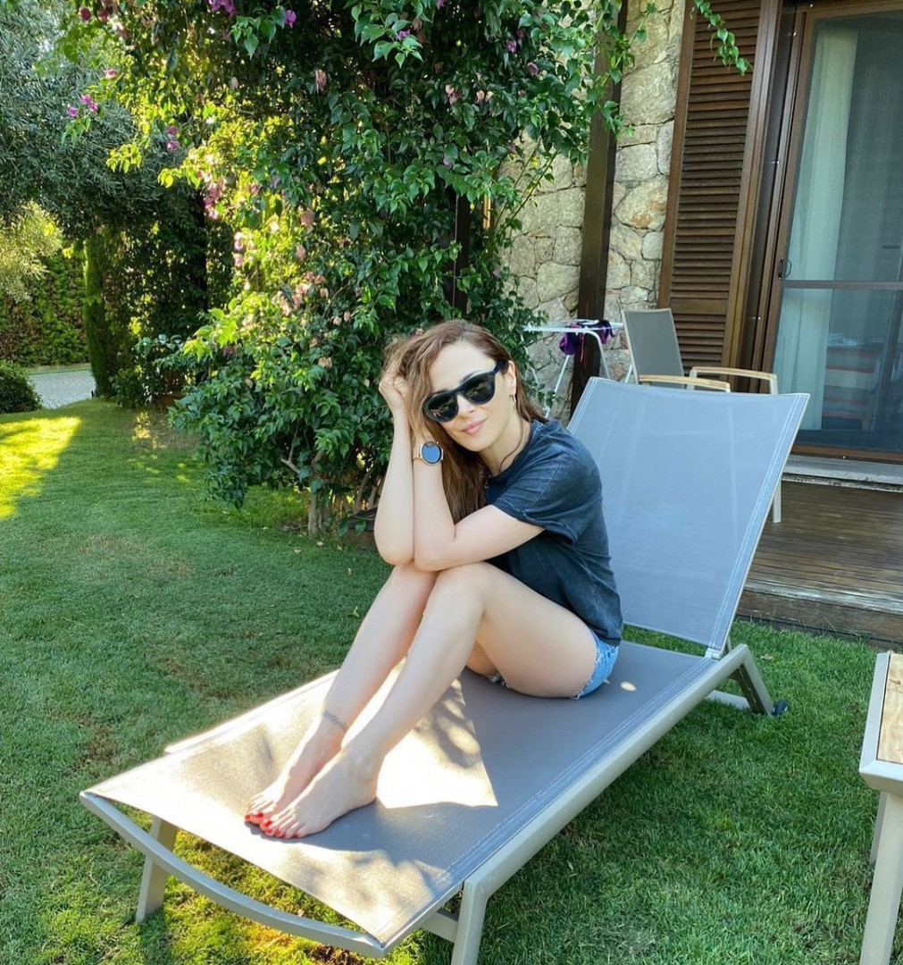 Mine Tugay otoparkta poz verdi. Sosyal medyada pozları olay oldu - Resim: 5