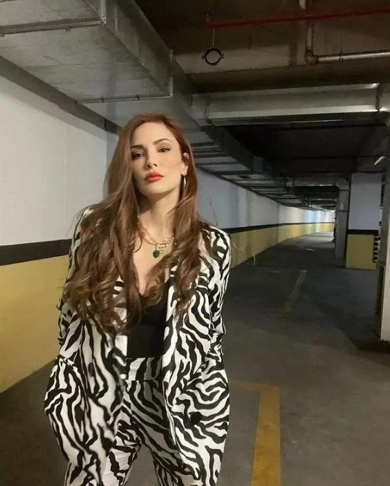 Mine Tugay otoparkta poz verdi. Sosyal medyada pozları olay oldu - Resim: 8