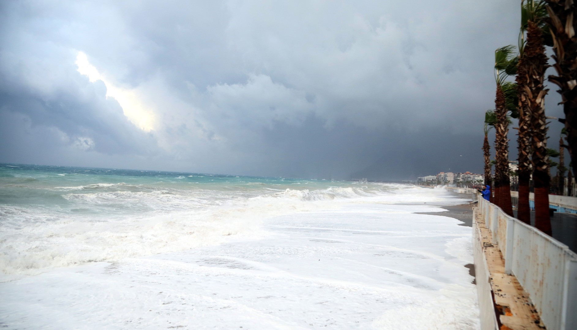 Antalya'da fırtına ve sağanak yağış hayatı durma noktasına getirdi. Yollar göle döndü ağaçlar devrildi - Resim: 26