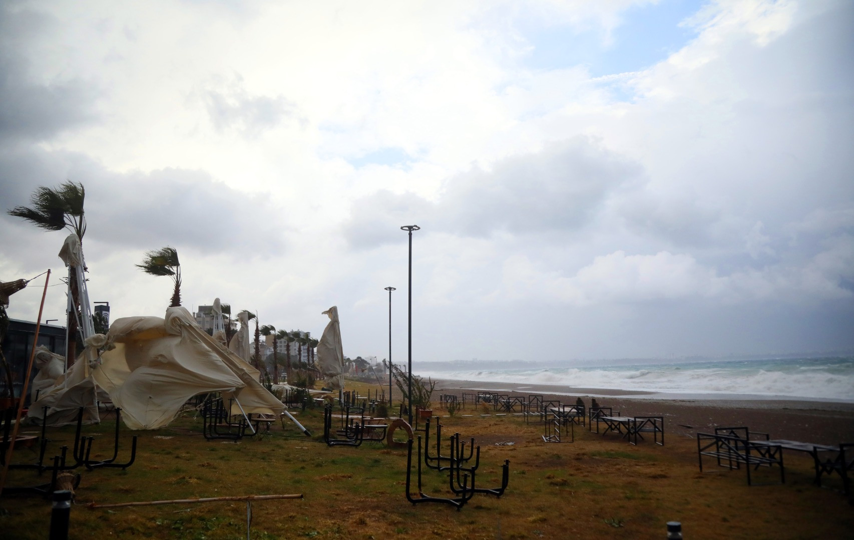 Antalya'da fırtına ve sağanak yağış hayatı durma noktasına getirdi. Yollar göle döndü ağaçlar devrildi - Resim: 20