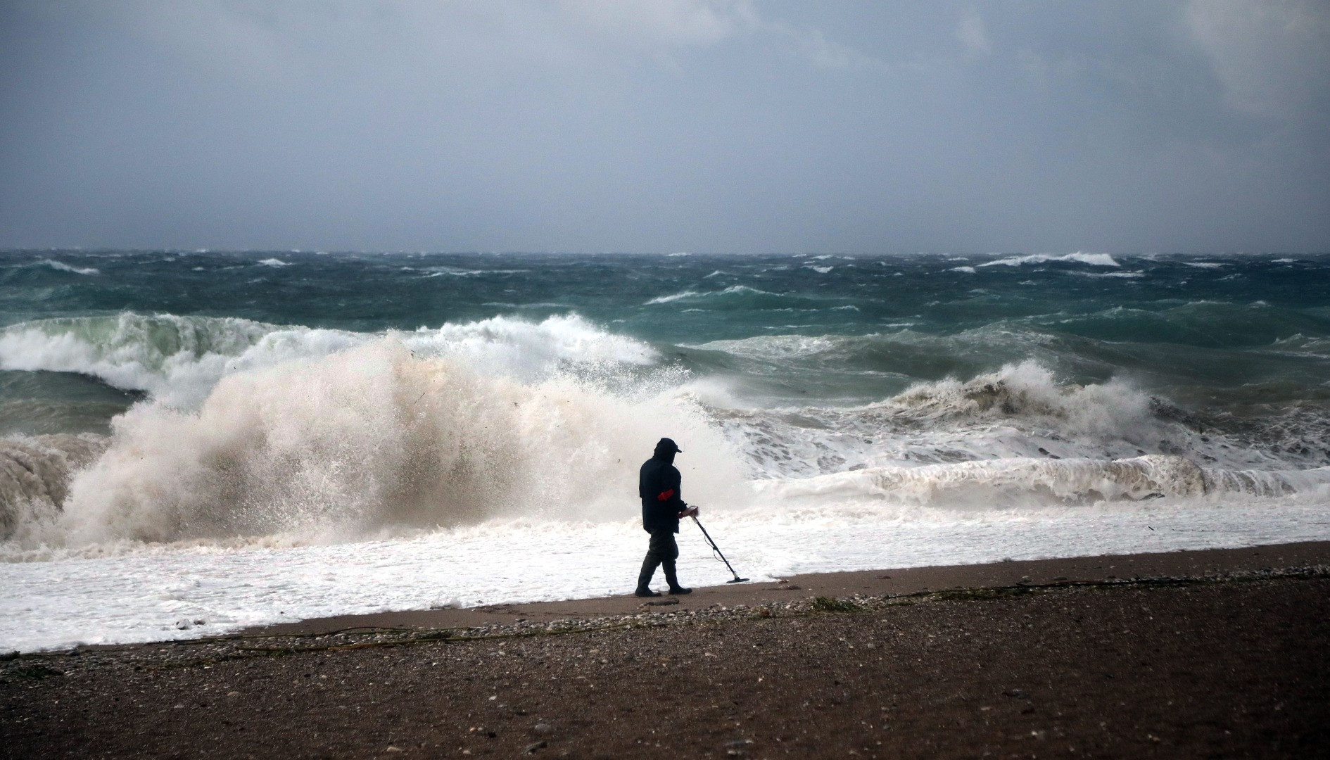Antalya'da fırtına ve sağanak yağış hayatı durma noktasına getirdi. Yollar göle döndü ağaçlar devrildi - Resim: 25