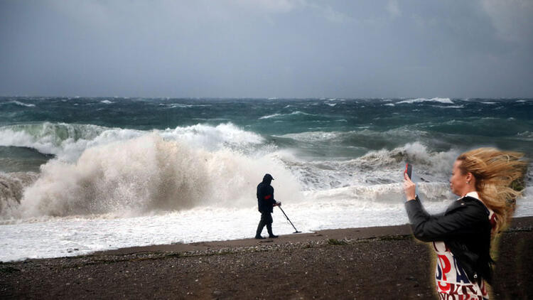 Antalya'da fırtına ve sağanak yağış hayatı durma noktasına getirdi. Yollar göle döndü ağaçlar devrildi - Resim: 2