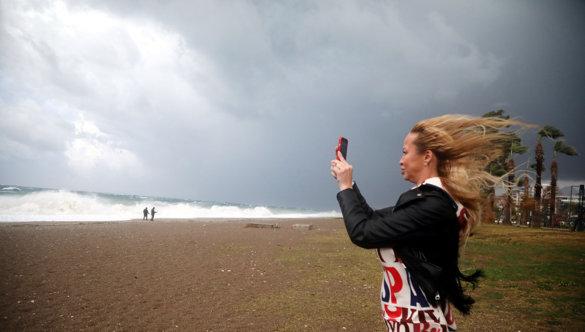 Antalya'da fırtına ve sağanak yağış hayatı durma noktasına getirdi. Yollar göle döndü ağaçlar devrildi - Resim: 18