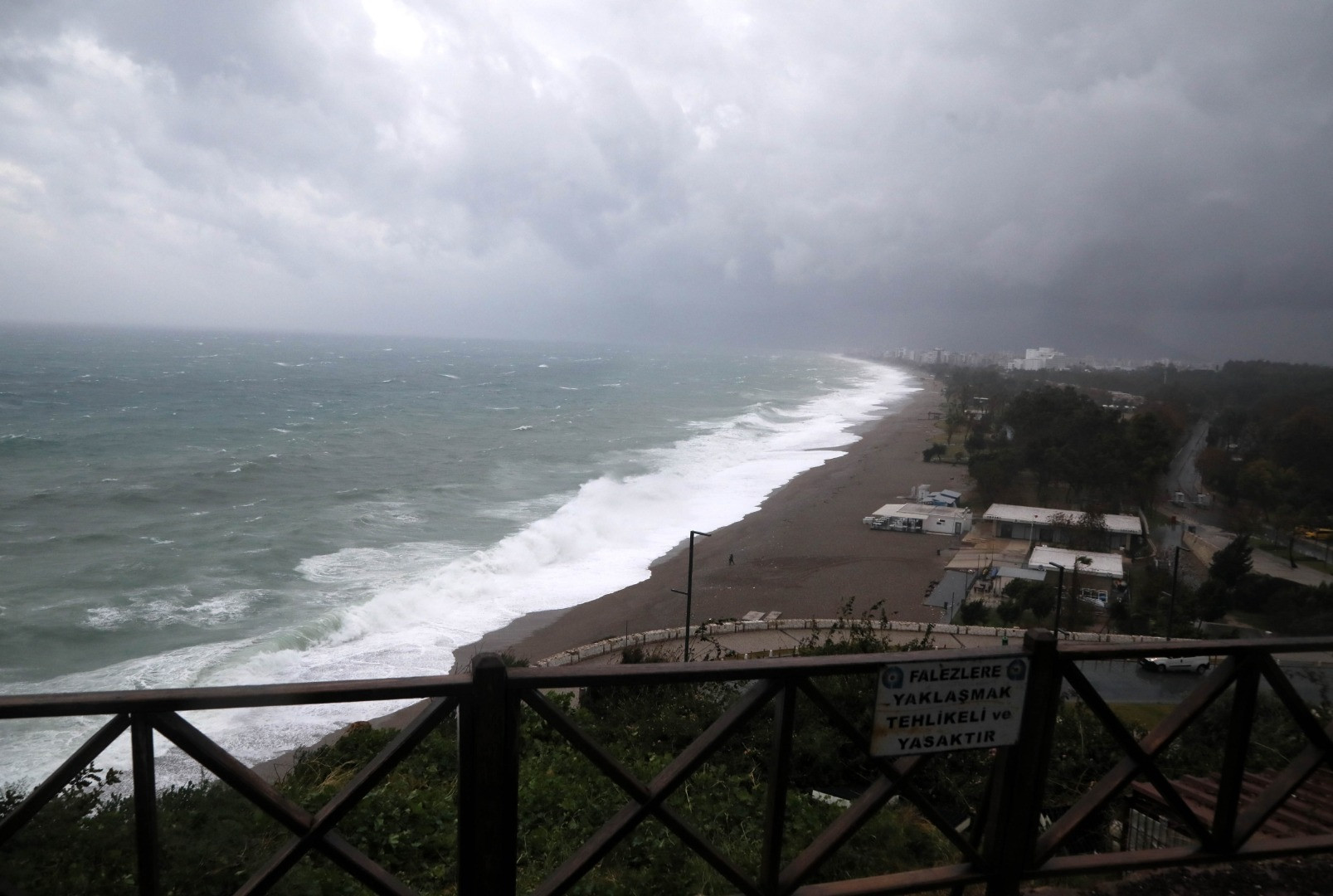 Antalya'da fırtına ve sağanak yağış hayatı durma noktasına getirdi. Yollar göle döndü ağaçlar devrildi - Resim: 8