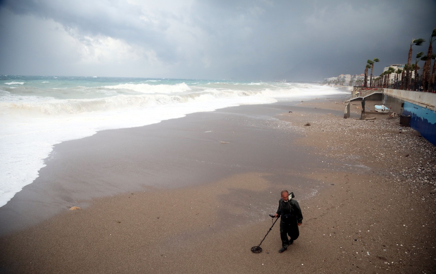 Antalya'da fırtına ve sağanak yağış hayatı durma noktasına getirdi. Yollar göle döndü ağaçlar devrildi - Resim: 16