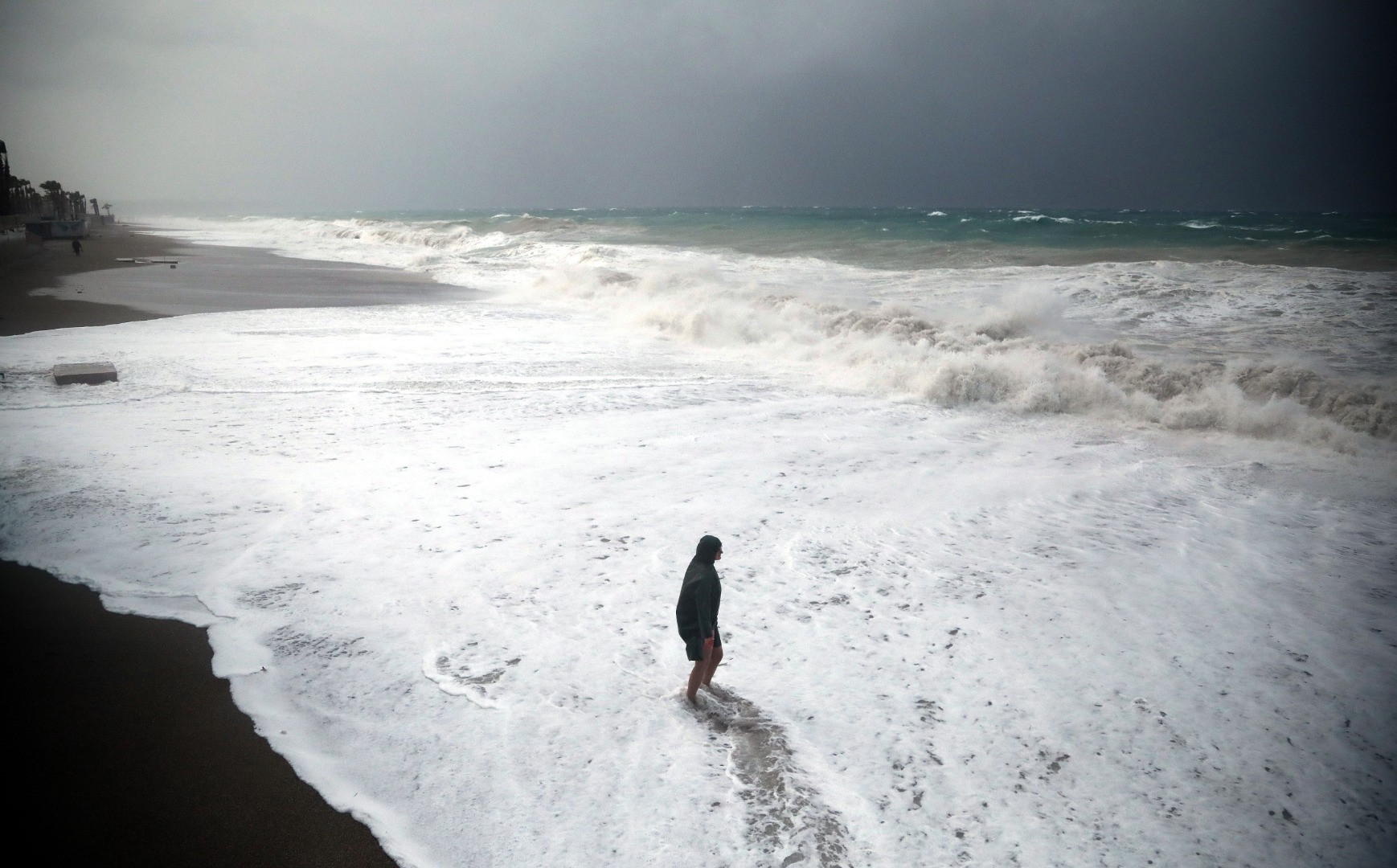 Antalya'da fırtına ve sağanak yağış hayatı durma noktasına getirdi. Yollar göle döndü ağaçlar devrildi - Resim: 15