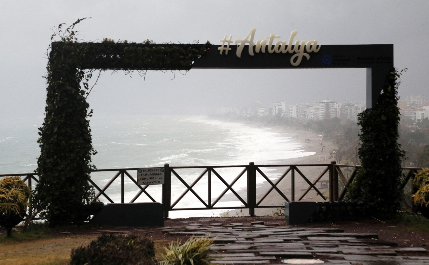 Antalya'da fırtına ve sağanak yağış hayatı durma noktasına getirdi. Yollar göle döndü ağaçlar devrildi - Resim: 9