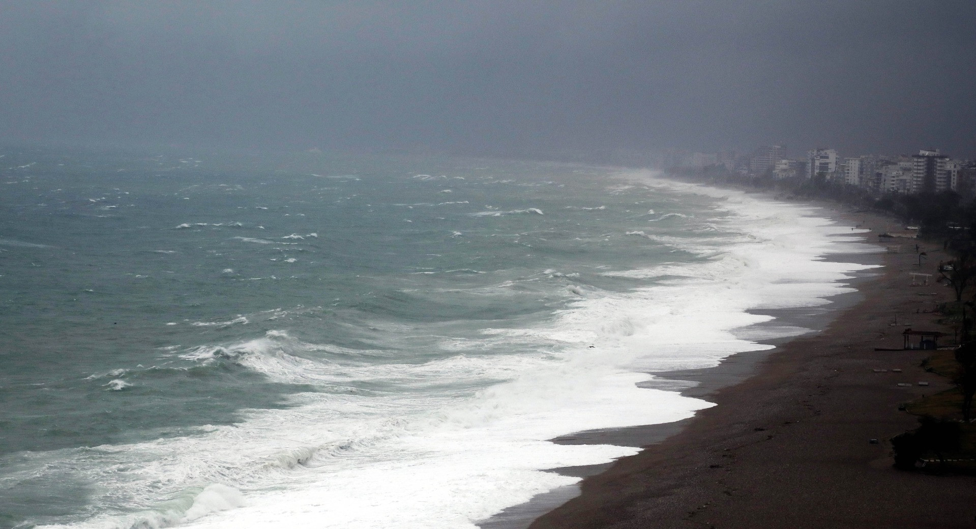 Antalya'da fırtına ve sağanak yağış hayatı durma noktasına getirdi. Yollar göle döndü ağaçlar devrildi - Resim: 10