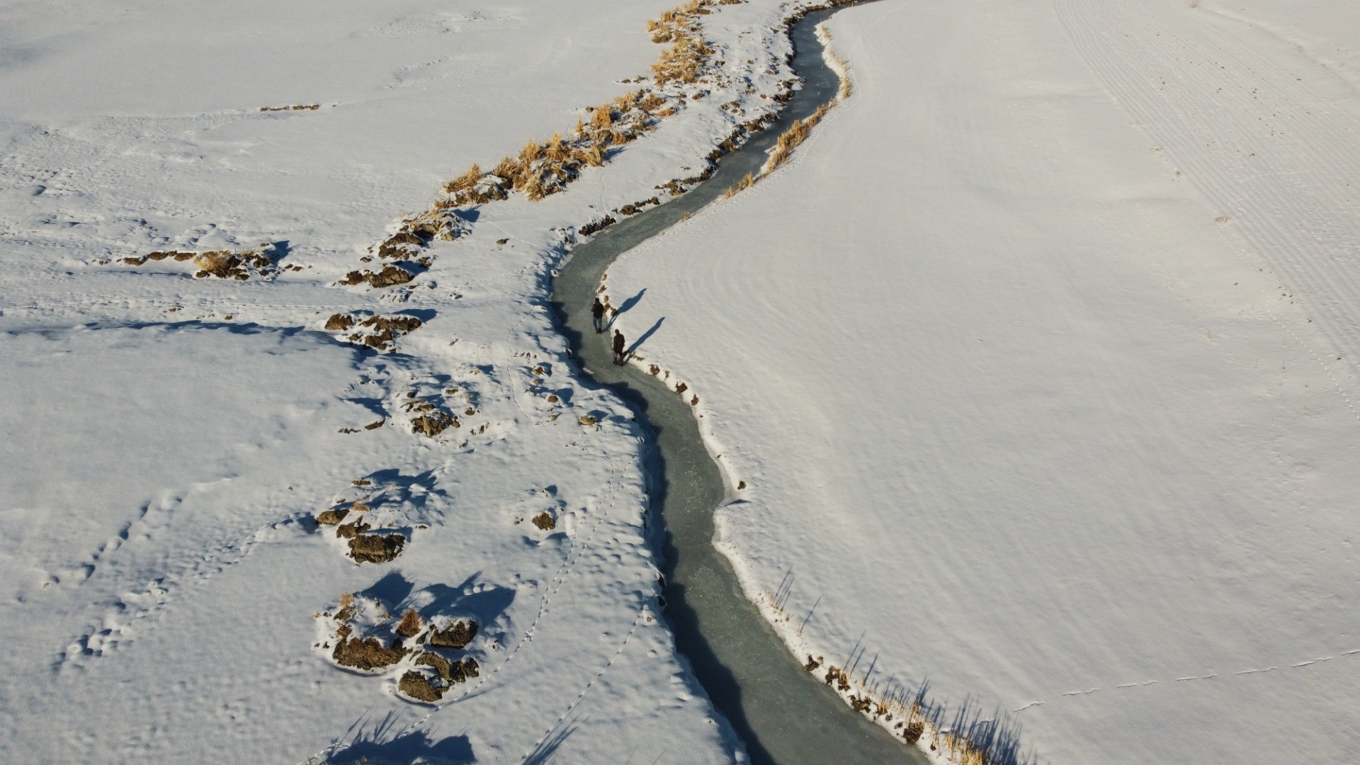 Van'da akarsuların yüzeyi buzla kaplandı - Resim: 2