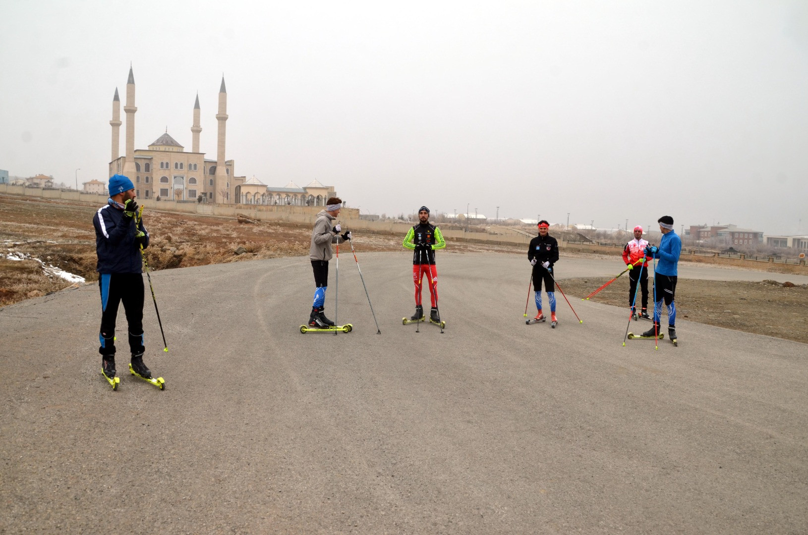 Kar yağmayınca kayakçılar antrenmanı bakın nerede yaptı - Resim: 4
