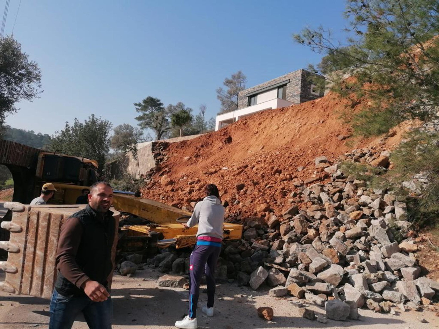 İstinat duvarı çöktü, devrilen kepçenin operatörü öldü - Resim: 11