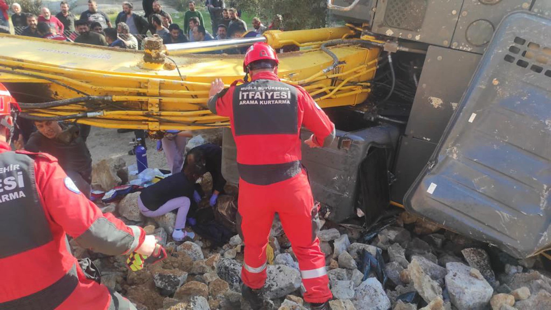 İstinat duvarı çöktü, devrilen kepçenin operatörü öldü - Resim: 10