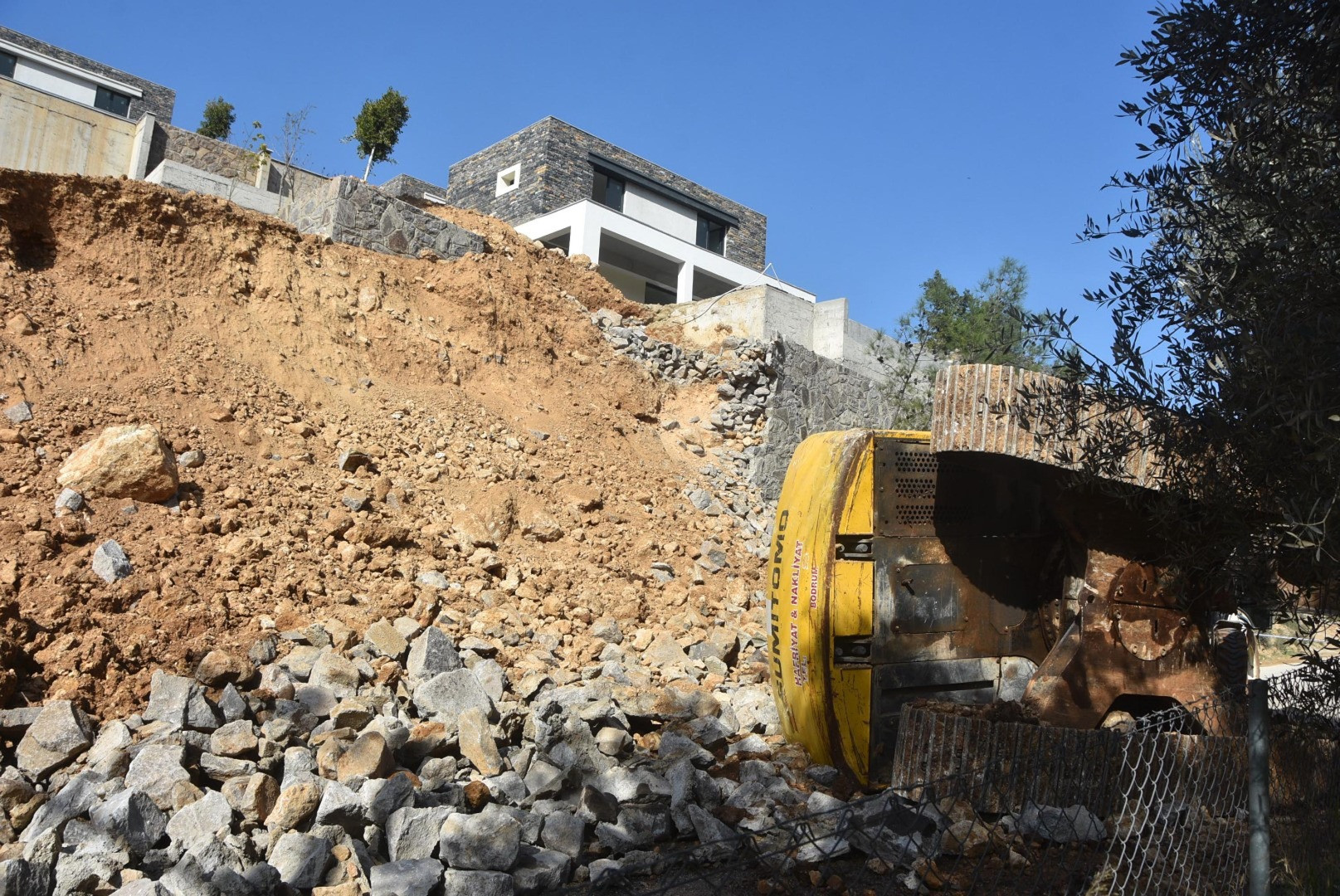 İstinat duvarı çöktü, devrilen kepçenin operatörü öldü - Resim: 1