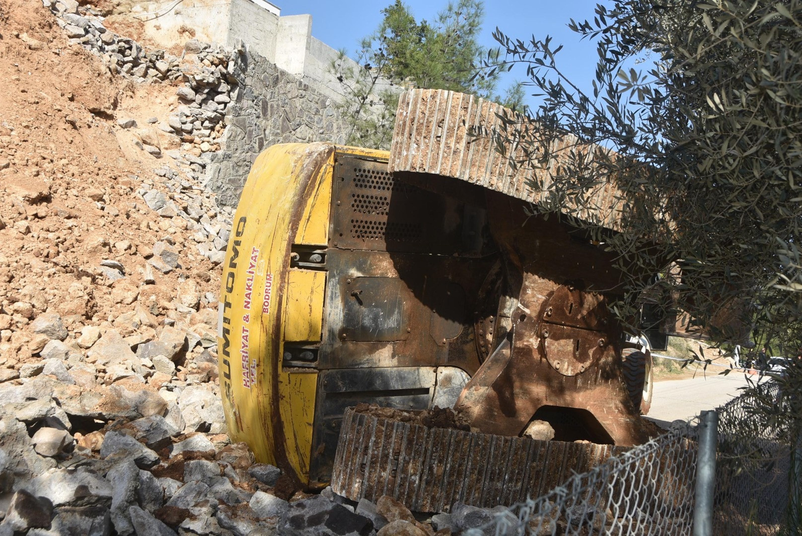 İstinat duvarı çöktü, devrilen kepçenin operatörü öldü - Resim: 6