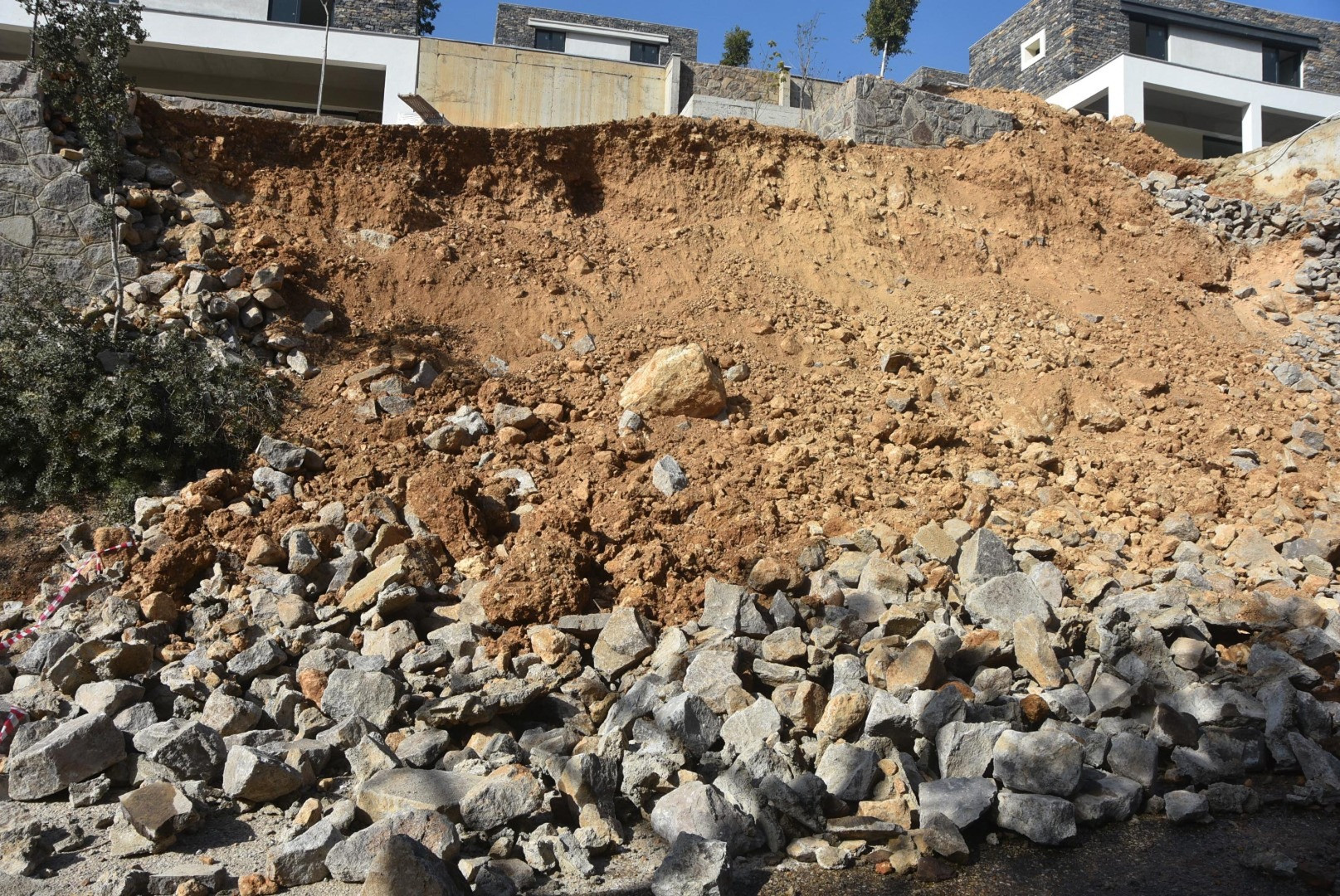 İstinat duvarı çöktü, devrilen kepçenin operatörü öldü - Resim: 2