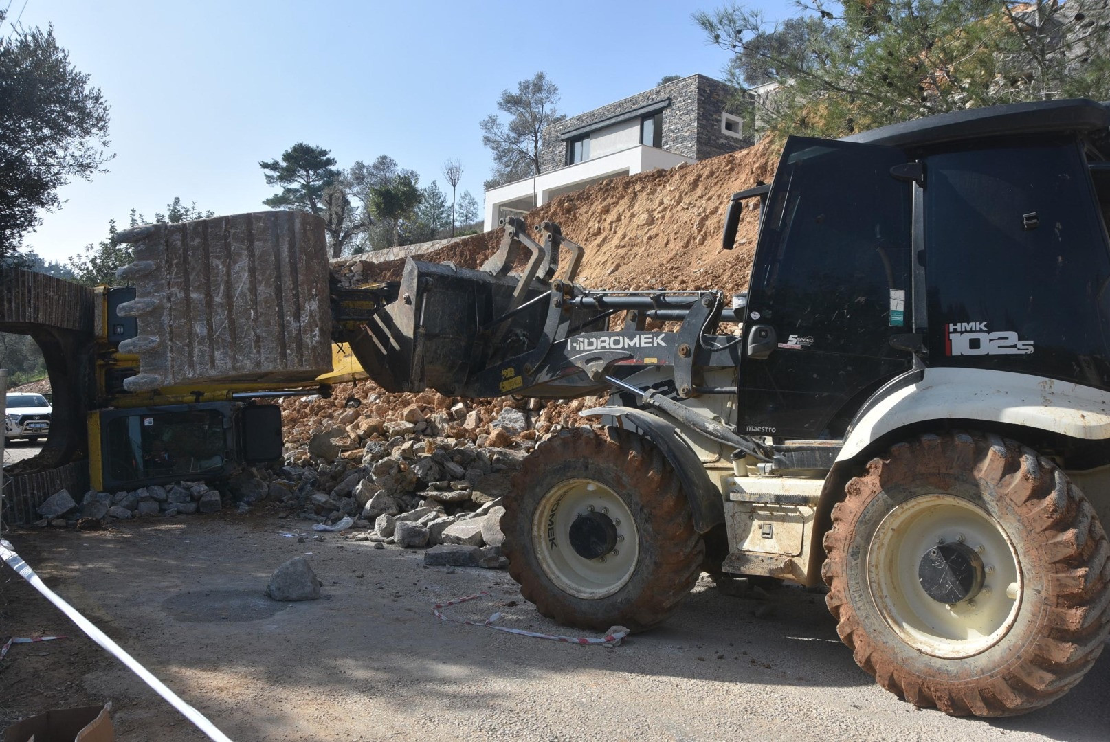 İstinat duvarı çöktü, devrilen kepçenin operatörü öldü - Resim: 5