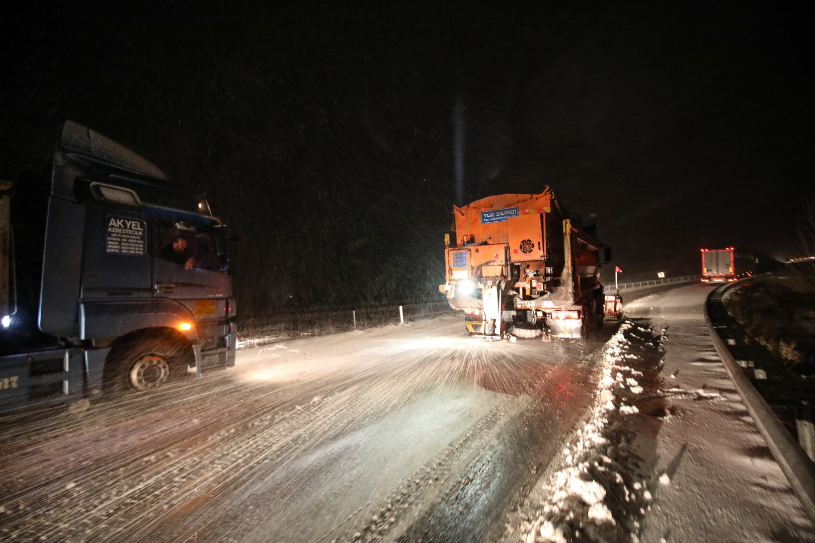 Malatya-Sivas kara yolu kar ve tipi nedeniyle tek yönlü ulaşıma kapatıldı - Resim: 4
